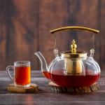 إبريق شاي زجاجي مع مصفاة ومقبض ذهبي
