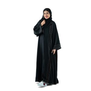 عباية أنيقة بتطريز متباين مع شال